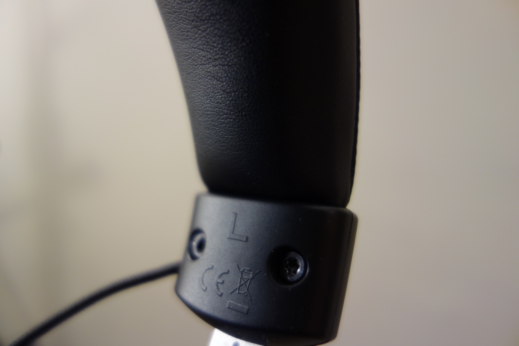 Creative Sound BlasterX H5 Headset Review - Side indicator
